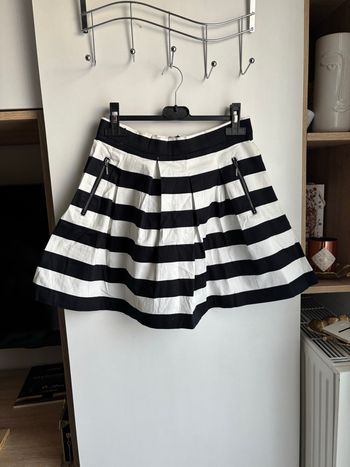 Jupe courte évasé à rayure blanc et noir taille M Jennyfer