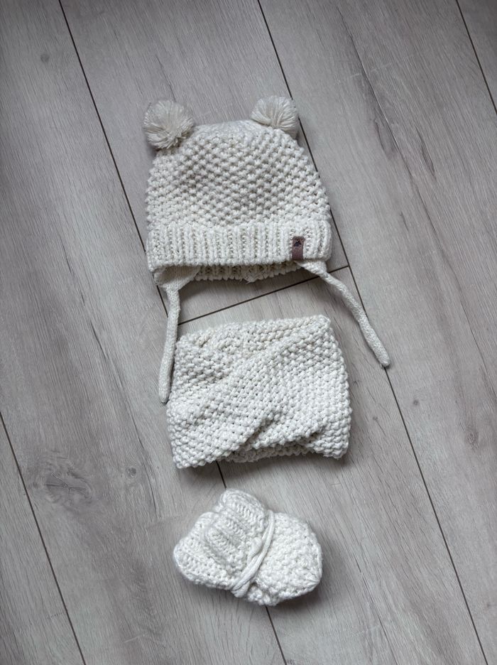Ensemble : bonnet + tour de cou + moufles