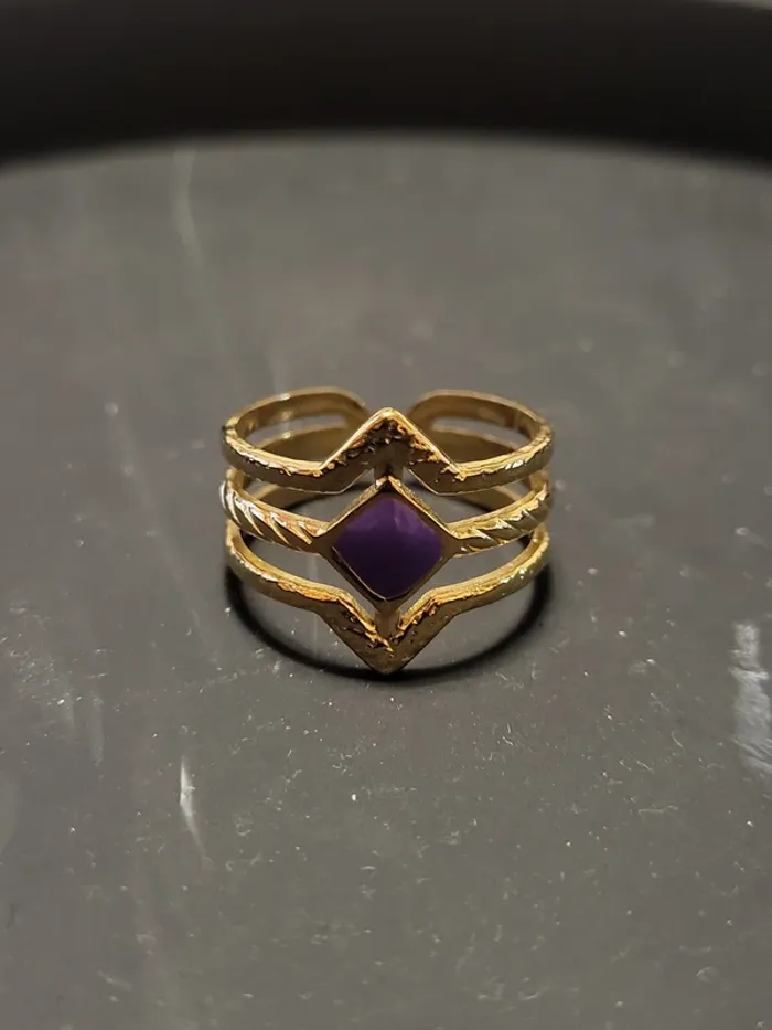 Bague ajustable en acier inoxydable doré avec triangle violet