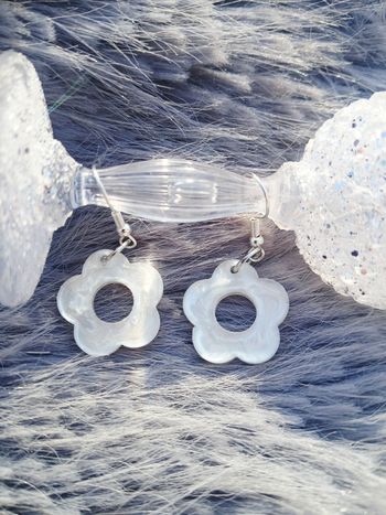 Boucles d'oreilles petites fleurs blanches