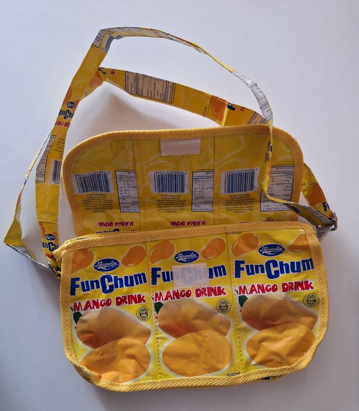 Lot sac à bandoulière, trousse de toilette et portefeuille en plastique recyclé - photo numéro 3