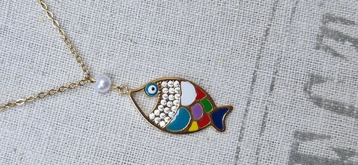 Collier réglable acier inoxydable or pendentif poisson nacré couleur et cristaux - photo numéro 4