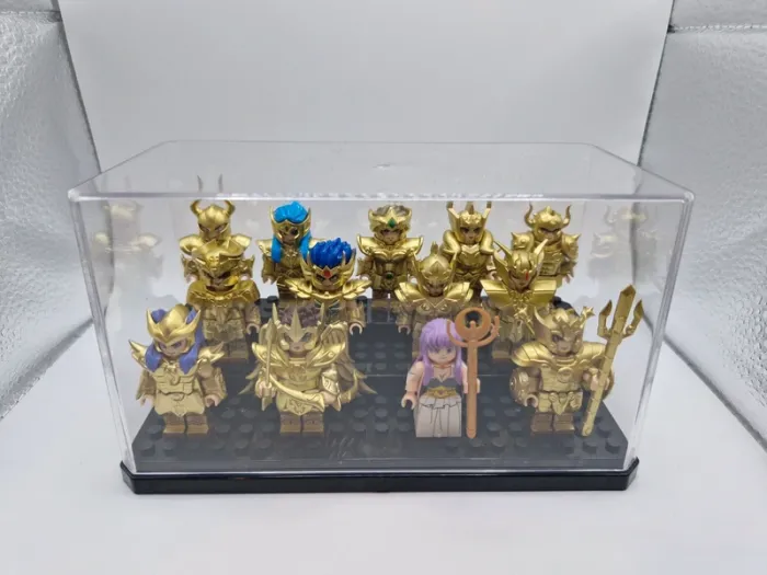 Figurines type lego 12 chevaliers d'or avec Athèna Saint Seiya dans une vitrine