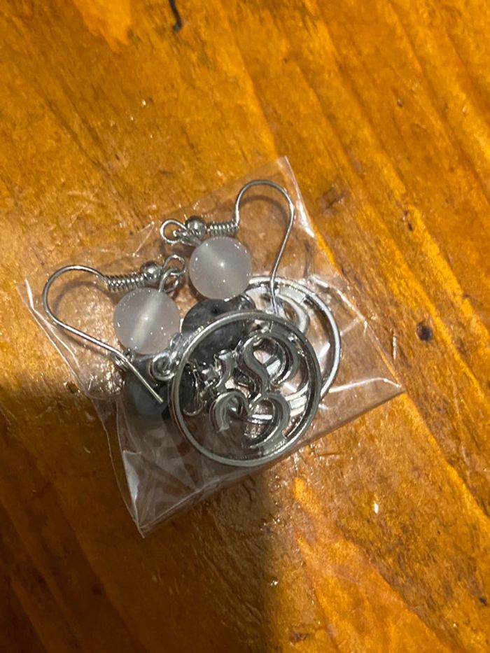 Boucles d’oreilles en pierres avec symbole OHM