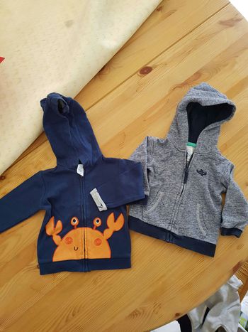Lot de 2 gilets à capuches, baby chou, 6 mois.