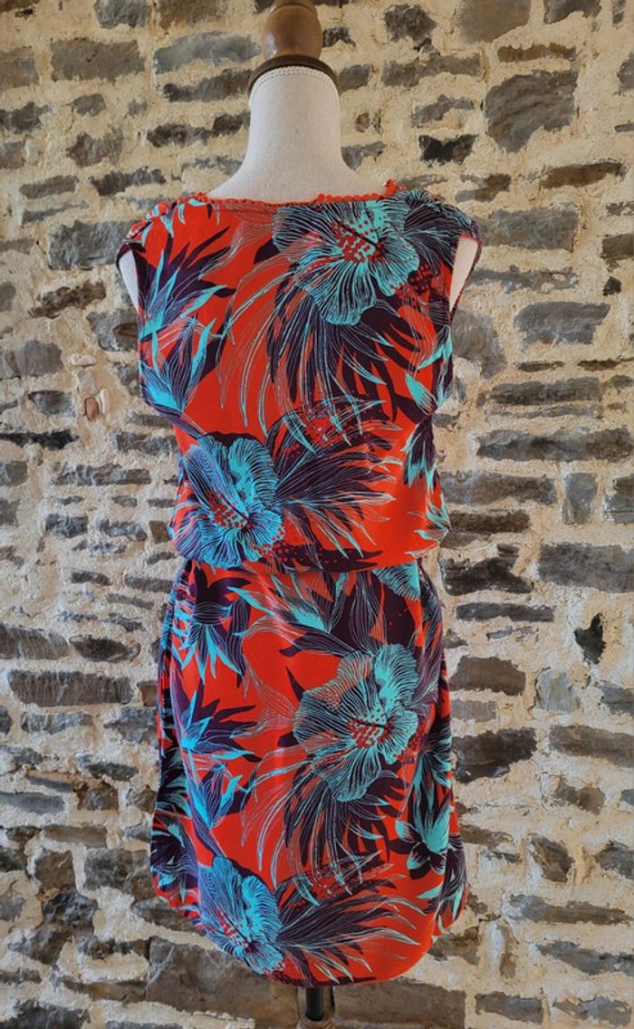 Robe d'été à fleurs hawaïennes bleu turquoise sur fond rouge