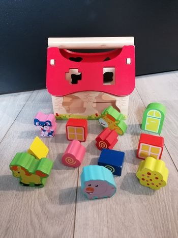 Maisonnette en bois avec formes à encastrer