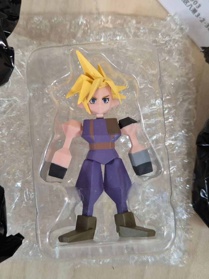 Figurine polygones Final Fantasy VII : Cloud Strife - photo numéro 2