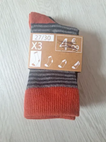 Neuf: lots de trois paires de chaussettes garçon dinosaure pointure 27 30