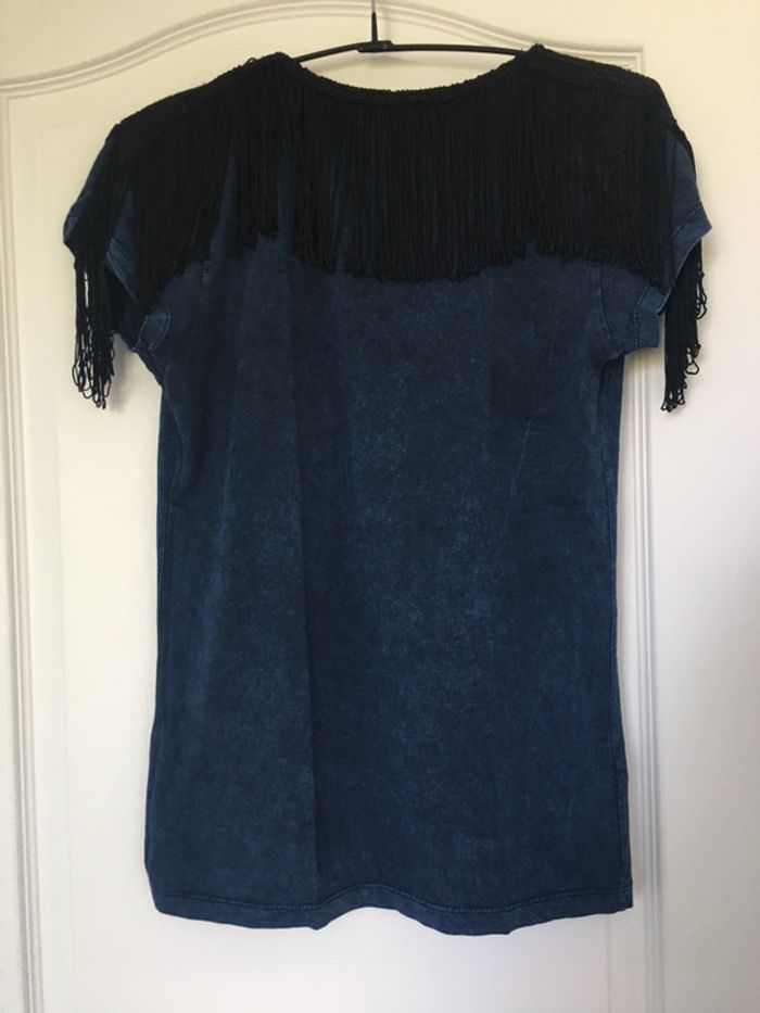 T-shirt Mango bleu marine et franges noires très bon état - photo numéro 5