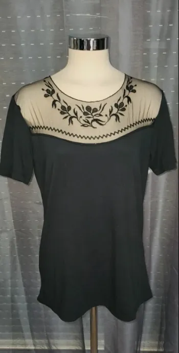 Tee-shirt dentelle buste 46/48