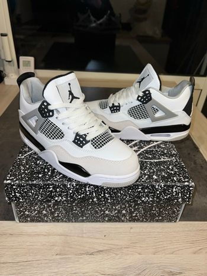 Air Jordan 4 - Military Black ⚪️⚫️