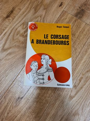 Le corsage à Brandebourgs livre dédicacé