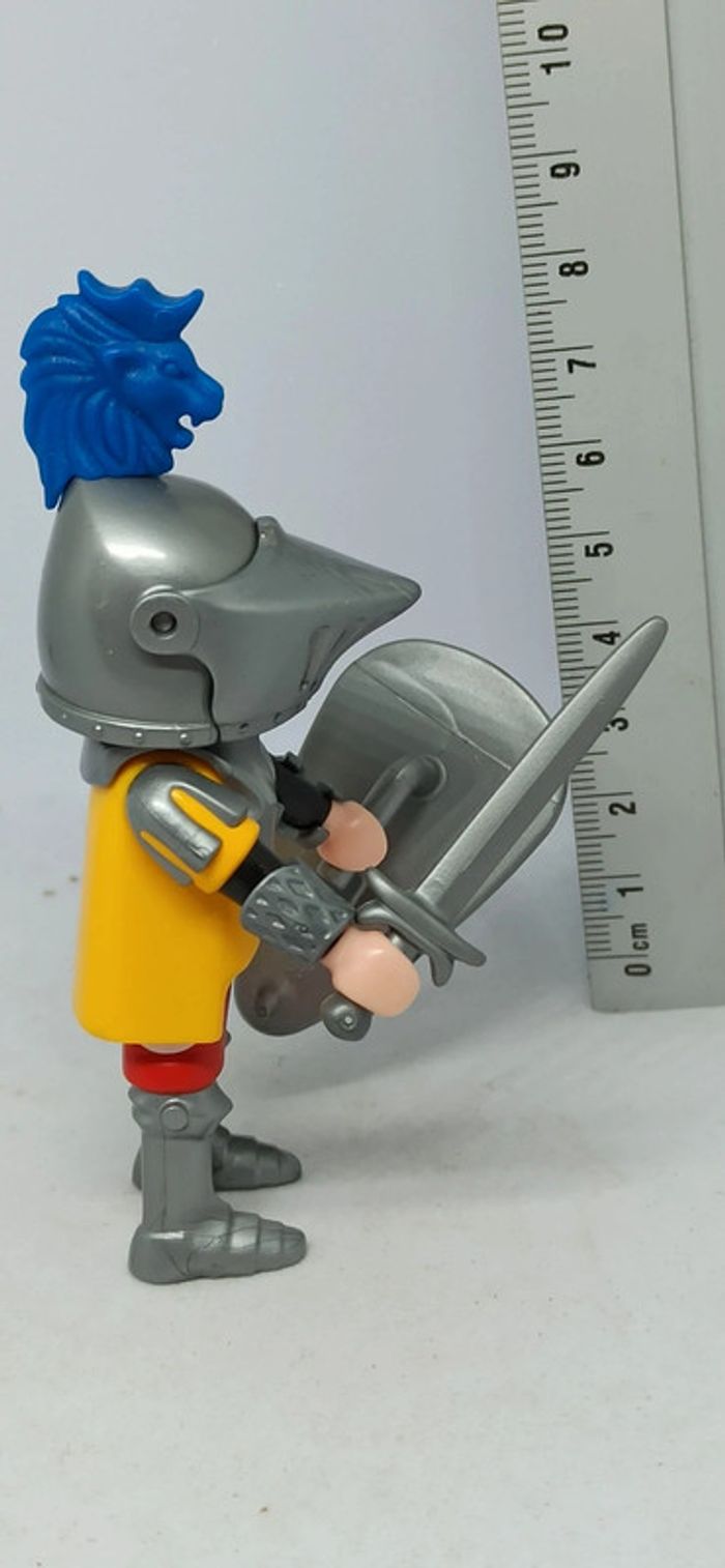 Homme chevalier avec petit lion bleu sur le casque et bouclier motif lion plume - photo numéro 3