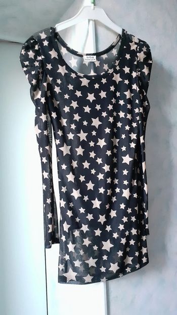 Vends un caraco tout en dentelle élastique, large bretelles, couleur blanc, taille 34-36. Longueur d