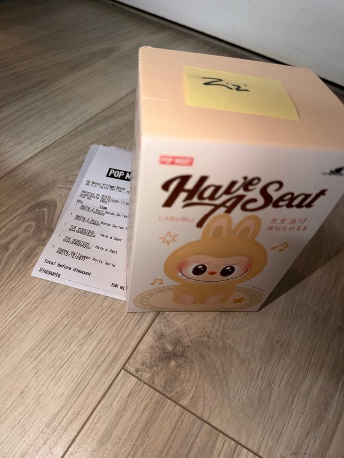 Labubu gave a seat - Zizi