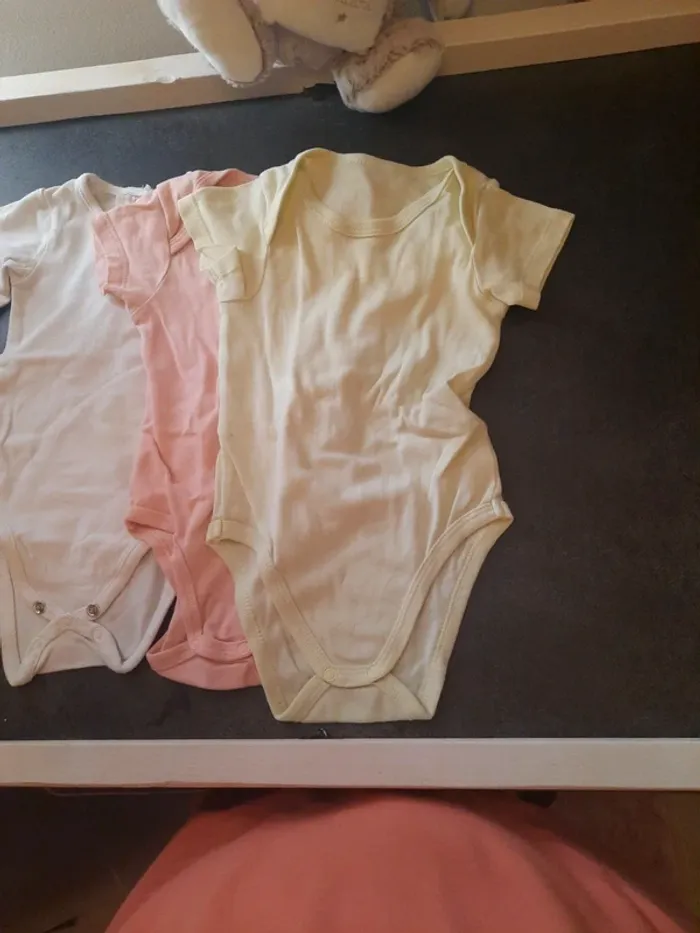 Lot 5 bodys 6/9 mois - photo numéro 4