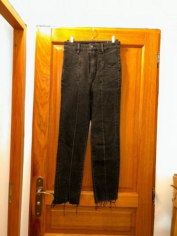 Jean noir taille haute avec fente en bas