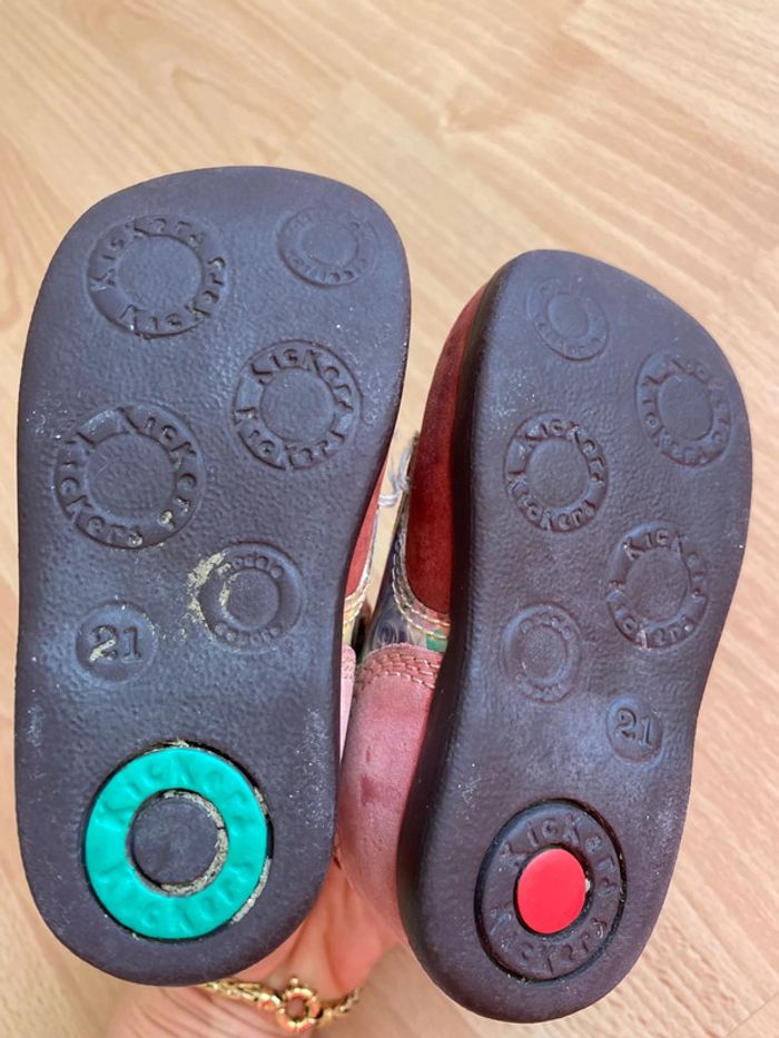 Belle paire de chaussures/bottines en cuir Kickers rose avec hologramme T. 21 fille - photo numéro 9