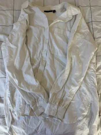 Longue chemise blanche