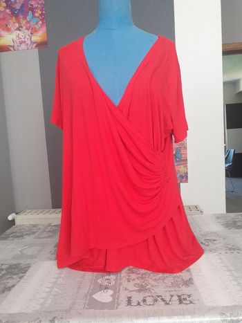 T-shirt rouge caché coeur Taille 46-48