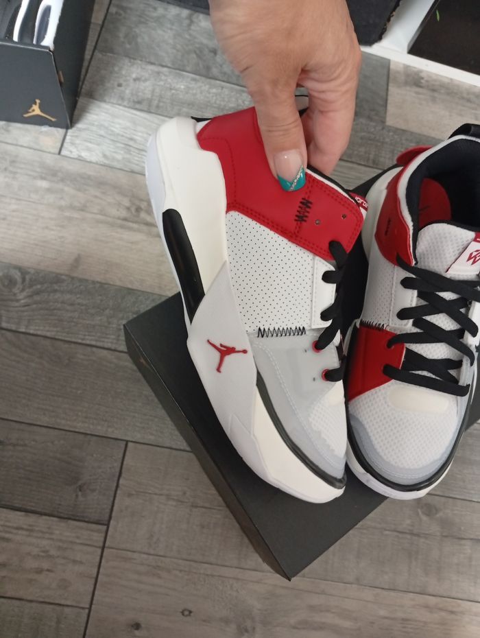 Basket Jordan taille 38.5 - photo numéro 2