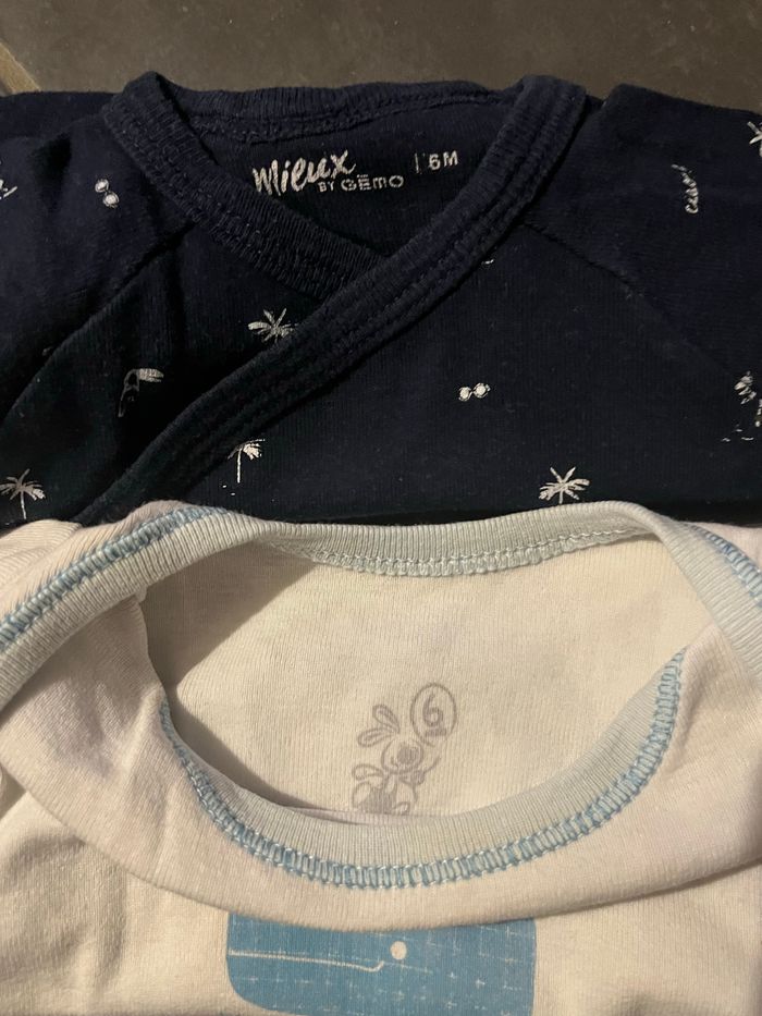 2 bodys manche courte 6 mois - photo numéro 4