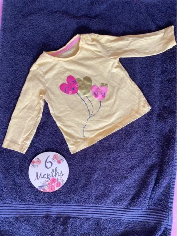 Tee shirt jaune avec cœurs 6 mois
