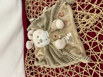 Doudou plat lapin rayé beige ABC attache tétine NICOTOY