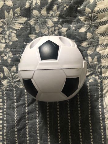 Pot a stylo en forme de balle de foot