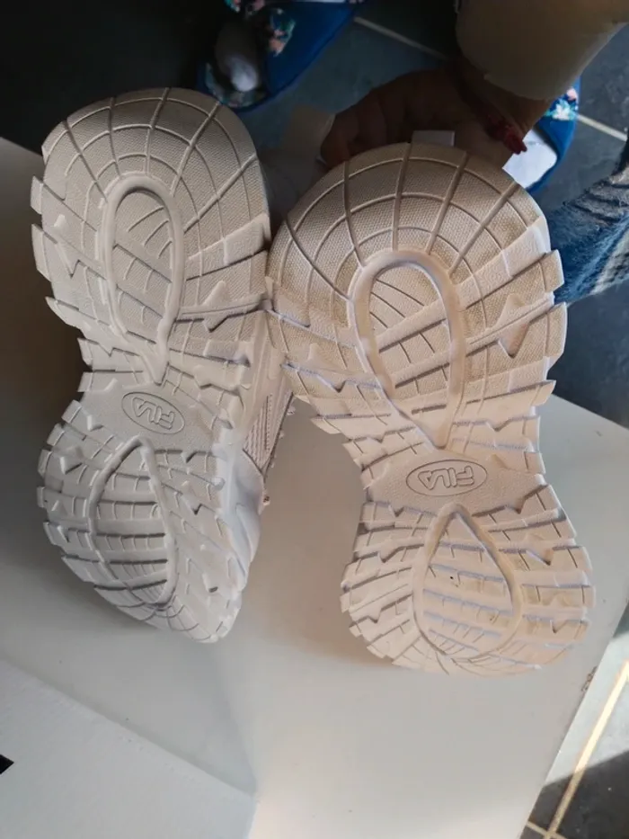 Sublimes baskets sneakers femme marque Fila pointure 38 - photo numéro 7