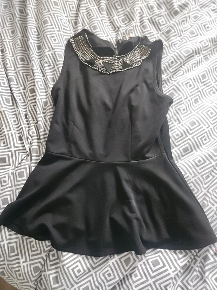 Top peplum noir avec bijoux