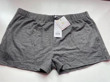Short gris neuf taille M /L Mary square