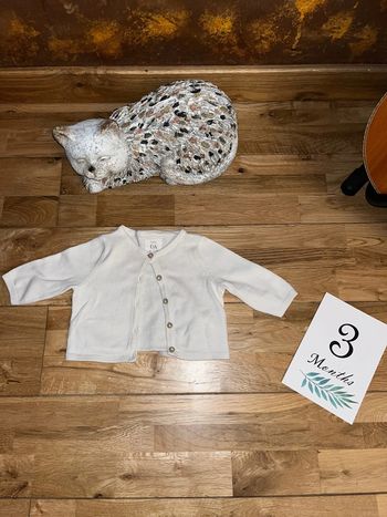 Petit gilet blanc cassé c&a très bon état 2-3mois/62cm