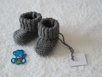 Chaussons gris foncés neufs pour bébé 0/3 mois