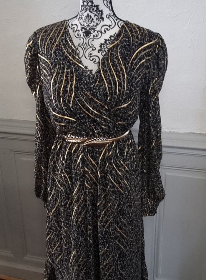 robe longue d'été ou cérémonie fluide noir fleuri et or
Taille 40/42 - photo numéro 6