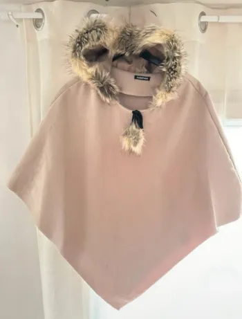 Poncho fourrure à capuche