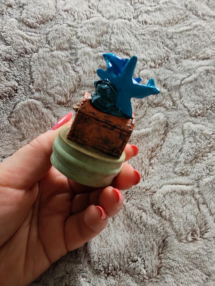 Jouet décoration petit coffre avec dauphins sur un socle - photo numéro 3