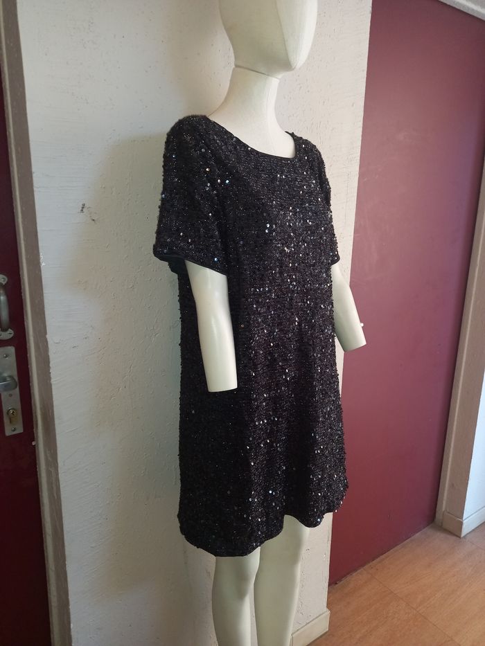 Robe courte ornée sequins M