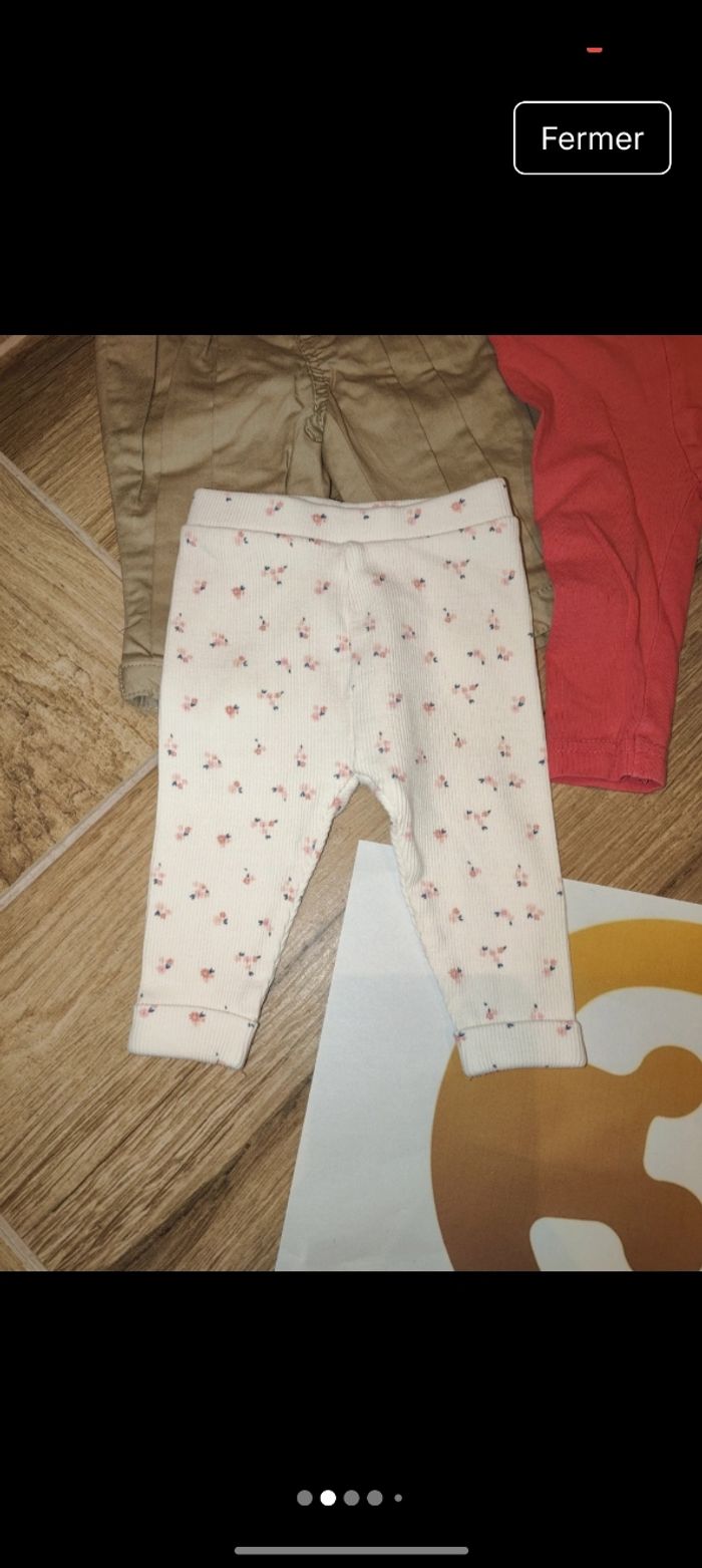Lot 2 leggings rose et blanc à fleurs 
et 1 pantalon habillé pincé beige 
Taille 3 mois 59 cm
Marque Gémo tape à l'oeil et tex - photo numéro 2