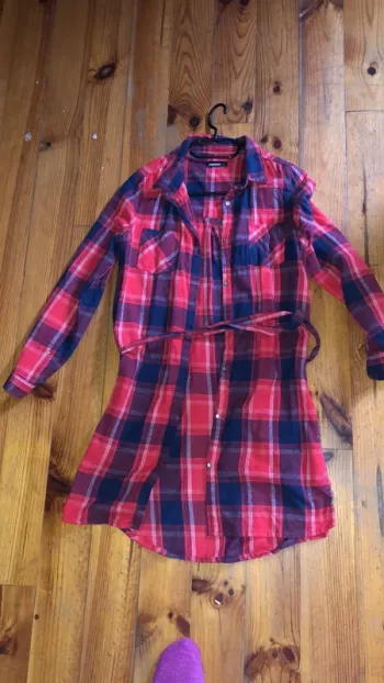 Robe à carreaux rouges et bleus