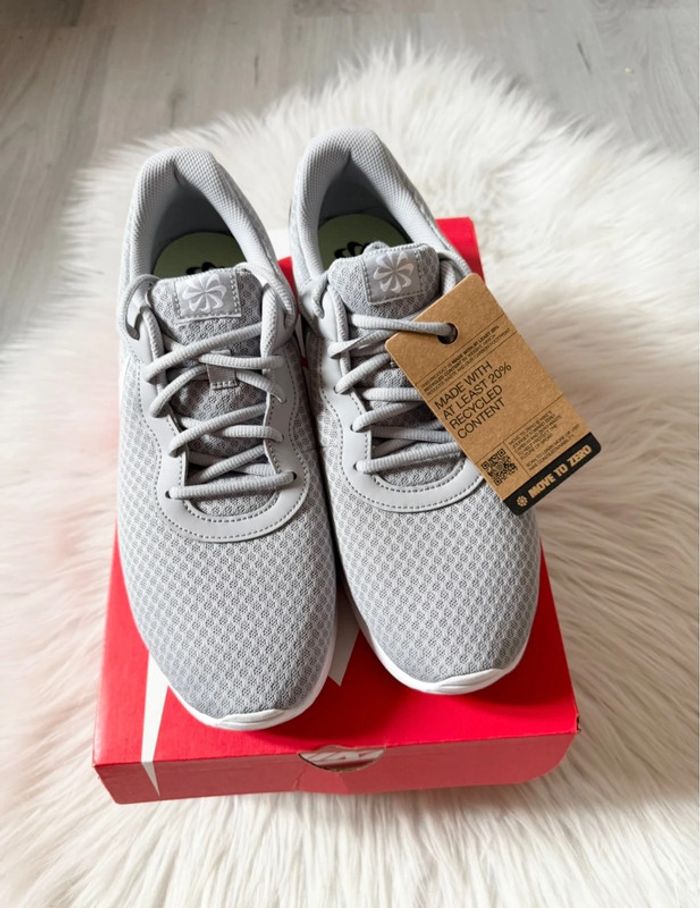 Baskets Nike Tanjun – Taille 44,5 – Gris clair/Blanc – Neuf avec étiquette - photo numéro 4