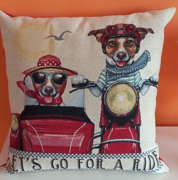 Coussin neuf chiens en balade