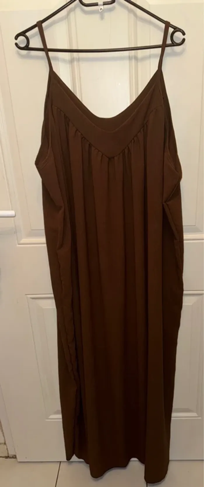 Robe à bretelle grande taille jusqu à 56 couleur chocolat