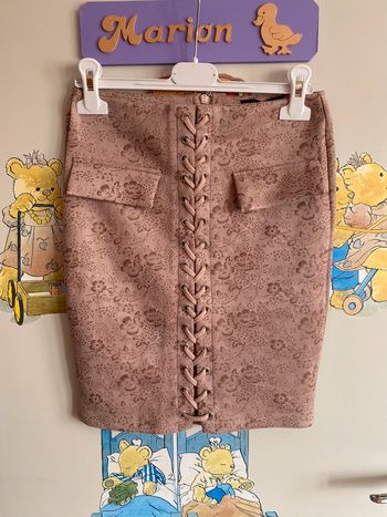 Jupe à fleurs, taille S, marque In Vogue Paris.