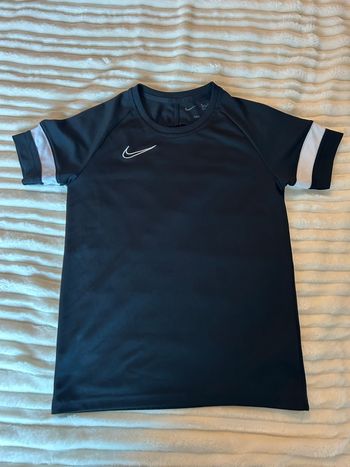 T-shirt Nike Dri Fit taille M enfant couleur noir. 