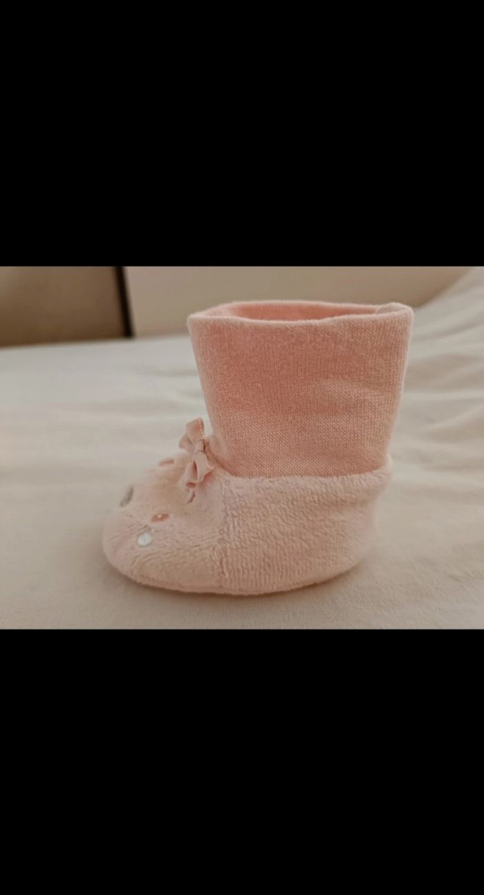 Chaussons en velours avec petit noeud pour bébé fille - photo numéro 2
