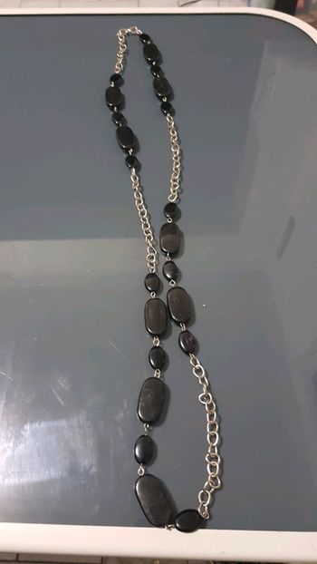 Long collier argenté pierres plates noires