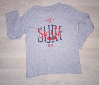 Lot de 2 tee-shirts gris chiné clair motif surf Tex 
T. 7-8 ans 
NEUFS