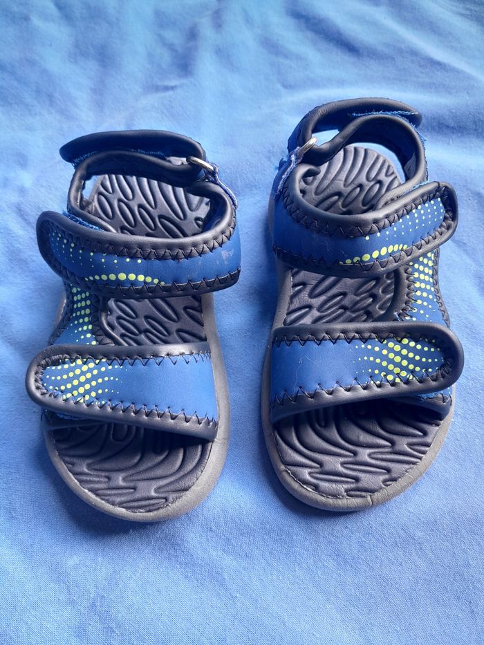 Chaussure ouverte taille 20